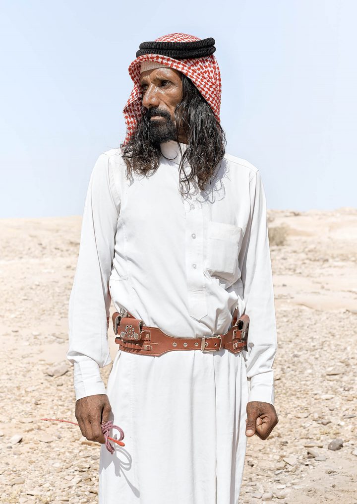 homem com vestimentas do oriente médio