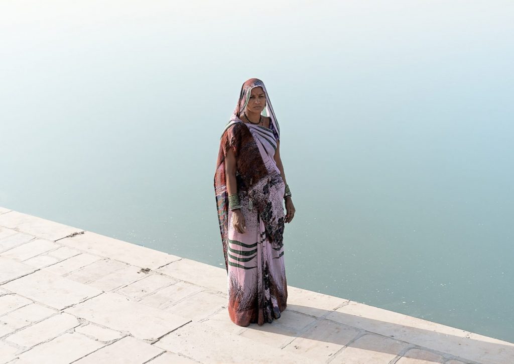mulher na paisagem do oriente médio