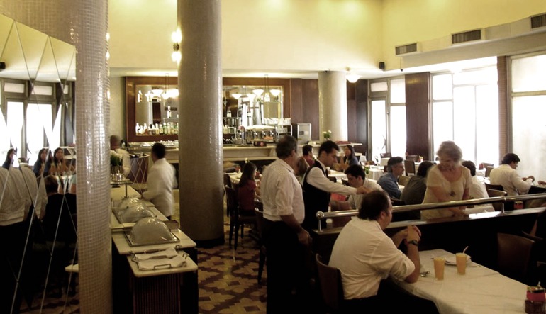 Interior no Restaurante Almanara de República.