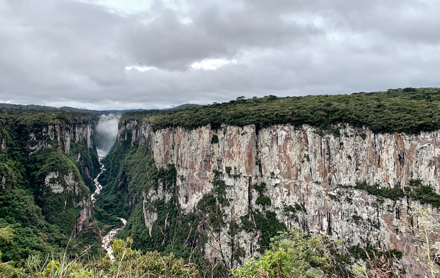 Canyons de Santa Catarina - Itaimbezinho com Rio do Boi abaixo.