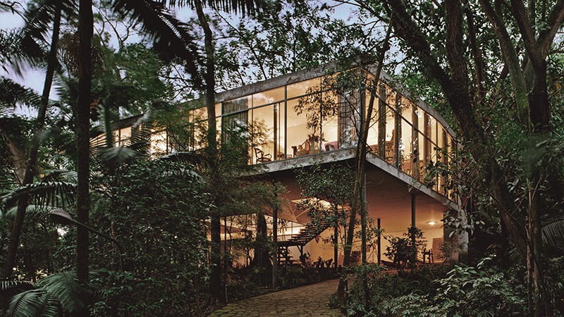 A Casa de Vidro, de Lina Bo Bardi, referência da arquitetura moderna brasileira.
