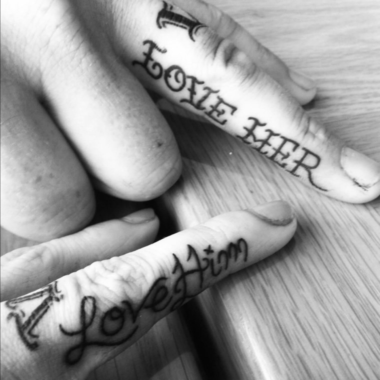 Tatuagem de frase no dedo.