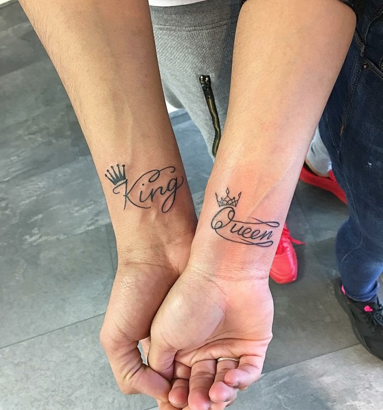 tatuagem de frase no pulso para casal.