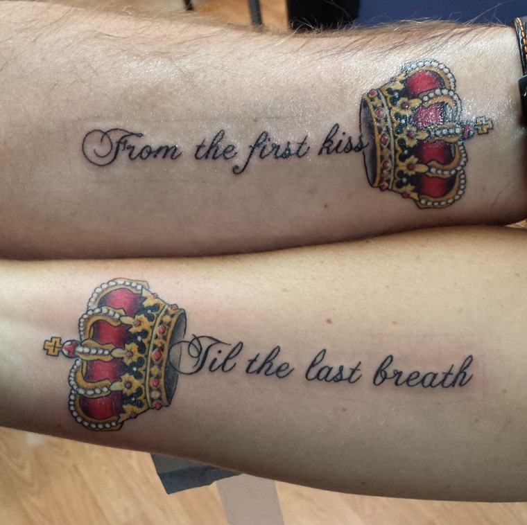 Tattoo de casal com coroa e frase