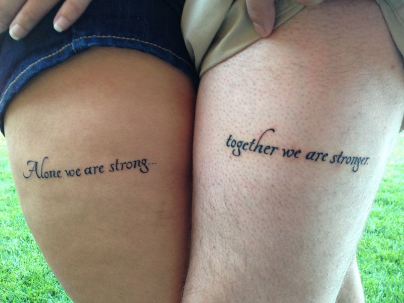 Foto de tatuagem de casal com frase na perna.